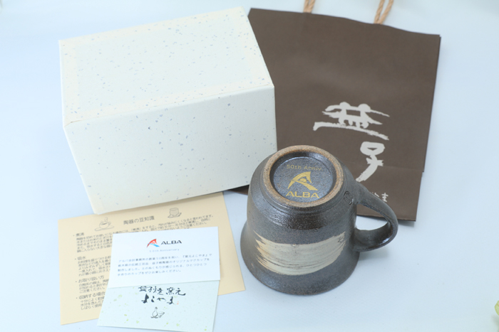 会社のロゴを入れたオリジナルのマグカップ。オーダーメイド品。周年記念品・創立記念品