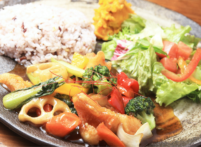 いろいろ野菜と白身魚の黒酢あんかけ