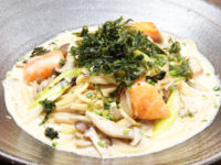 サーモンと３種きのこの西京味噌和風クリームソースパスタ　益子カフェ　かぼ茶庵