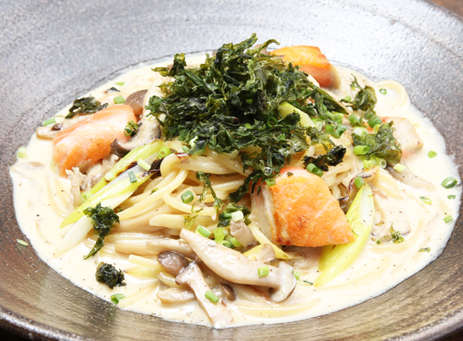 サーモンと3種きのこの西京味噌和風クリームソースパスタ 益子カフェ かぼ茶庵
