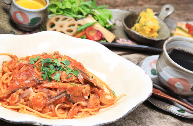 豚肉とネギ、ゴボウのトマトソースパスタ