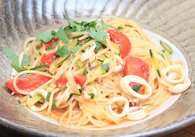 小ヤリイカとズッキーニのオイル系スパゲティ